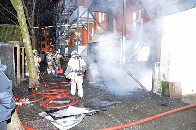 <p>UNDER the BALCONY: Here, the jobs the fire department with the å extinguish the other fire på Tøyen in Oslo at the weekend.</p>