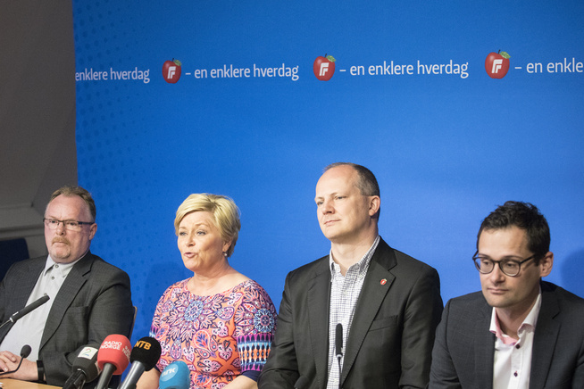 <p>INGEN GIR SEG: Både 1. nestleder Per Sandberg, partileder Siv Jensen og 2. nestleder Ketil Solvik-Olsen fortsetter i Frps ledertrio etter helgens landsmøte. Til høyre sitter generalsekretær Fredrik Färber. Bildet er tatt under Frps pressekonferanse på partikontoret i Oslo sentrum tirsdag denne uken, i forkant av landsmøtet.</p>