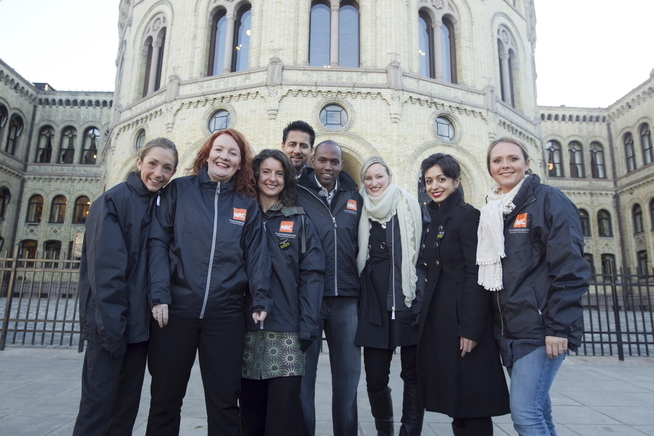 <p>HJELPERE: Fra v: Mette Hanekamhaug, Dagrun Eriksen, Jenny Klinge, Abid O. Raja, Flyktningehjelpens landsdirektør for Kenya og Somalia, Hassan Khair, Inge-Marte Thorkildsen, Hadia Tajik og Linda Hofstad Helleland samlet foran Stortinget før de var med på å verve bøssebærere til TV-aksjonen " På Flukt " som i 2010 gikk til Flyktninghjelpen.</p>