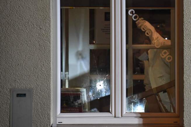 <p>SKADER: Vindusrutene har flere skuddhull i seg etter den fatale skytingen på Café 56 i Basel.</p>