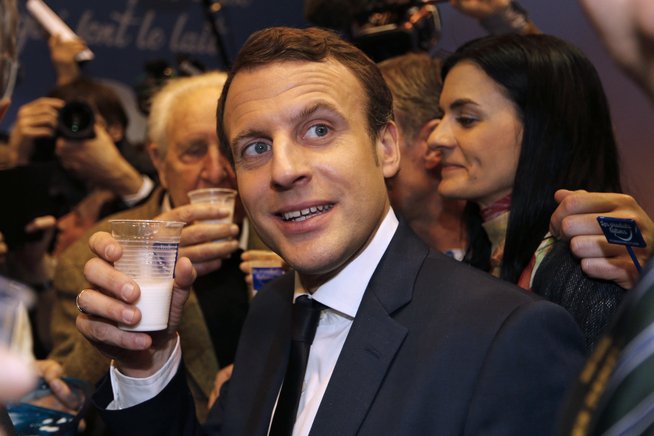 <p>SKÅL, DA: Emmanuel Macron har hatt all grunn til å være fornøyd med oppslutningen han har hatt på meningsmålingene. Bettingbyråene mener den uavhengige sosialistkandidaten kan vinne presidentvalget. FOTO: REUTERS</p>