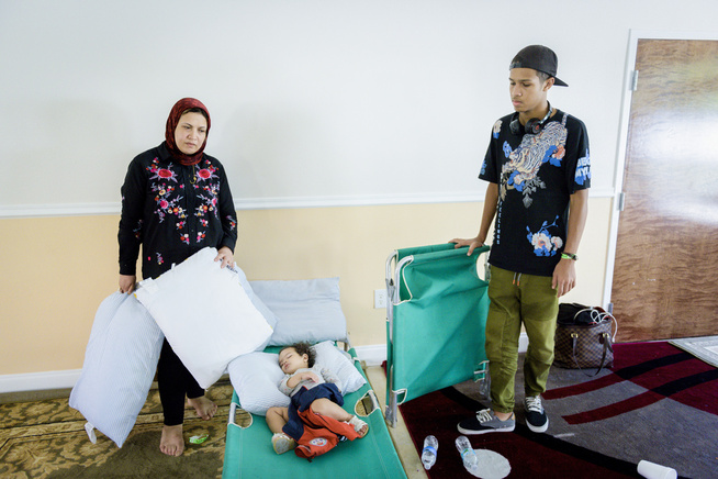 <p>FLYKTET FRA STORMEN: (f.v) Marwa Hassan (40), Mohamed Hassan (15) og Seela (3 år) har sovet på Islamic Society of Tampa bay som har åpnet opp som nødsenter. Familien på fire frykter huset deres er oversvømt. I dag forlater de senteret of drar til en tante i nærheten, før de innen kort håper å reise hjem.</p>