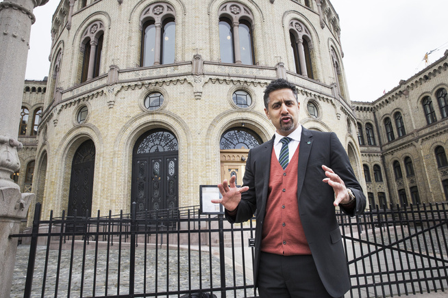 <p>FÅR SELV IMAM-KRITIKK: Imam Hamid Ali Farooq mener Abid Raja burde bruke argumenter, ikke følelser, i nikab-debatten. Foto: FRODE HANSEN, VG</p>