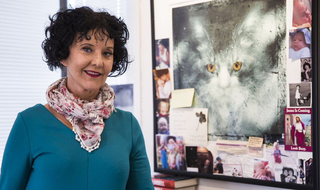 <p>BOK OM KNUT: Til høsten kommer Unni Lindell ut med bok om katten Knut som hun fikk hele 18 år med. Her kikker han ned på henne fra bildet på veggen på skrivekontoret hennes.</p>