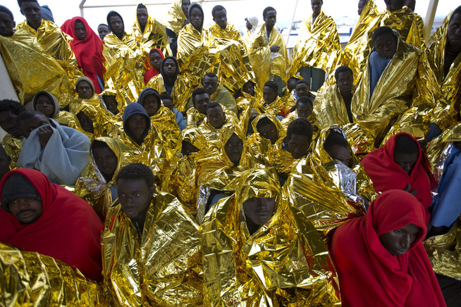 <p>229 migranter fra land sør for Sahara er tatt ombord i et redningsskip og er på vei mot Messina i Italia.</p>