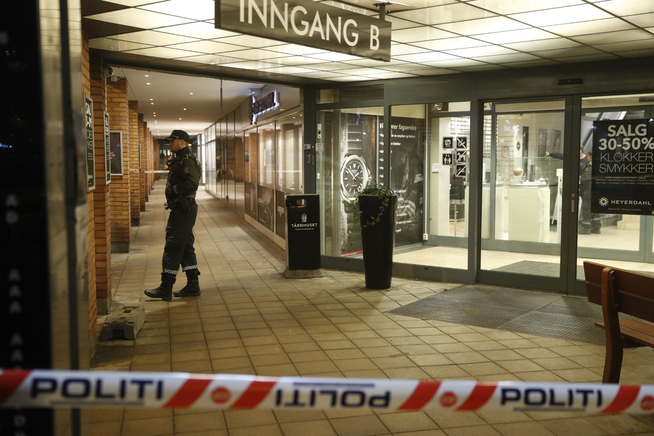 <p>FIKK MED SEG VERDIER: Gjerningspersonene som ranet Heyerdahl gullsmed, fikk med seg et ukjent antall verdier. Foto: Frode Hansen, VG</p>