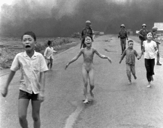 <p>FJERNET AV FACEBOOK: Tom Egeland postet bildet av Kim Phuc, som ble et symbol på lidelsene under Vietnamkrigen. Foto: AP Photo/Nick Ut</p>