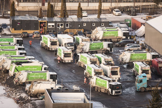 <p>SØPPELTØMMERE: En del av Veirenos renovasjonsbiler på anlegget i Verkseier Furulundsvei 47 en fredag i januar ved skifte mellom tidlig og senvakt. FOTO: TORE KRISTIANSEN, VG</p>