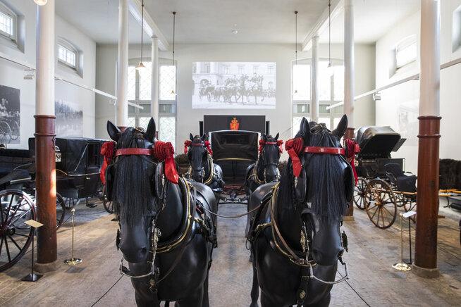 <p>HEST OG VOGN: Bildet på veggen bak viser den samme vognen som er utstilt i kunststallen, da kong Haakon brukte den.</p>