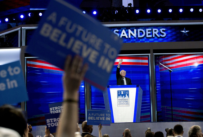 <p>EN FREMTID TIL Å TRO PÅ: Bernie Sanders holder tale under demokratenes landsmøte i fjor.</p>