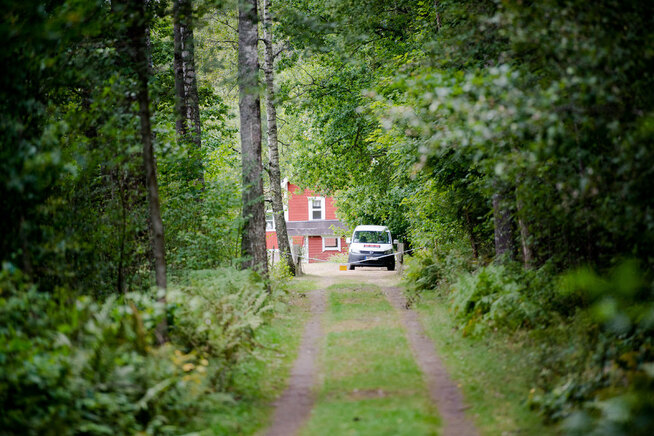 <p>ÅSTEDET: Det var i denne hytta i Årboga i Sverige at politiet tror 41-åringen drepte sin egen far og forsøkte å drepe moren.</p>