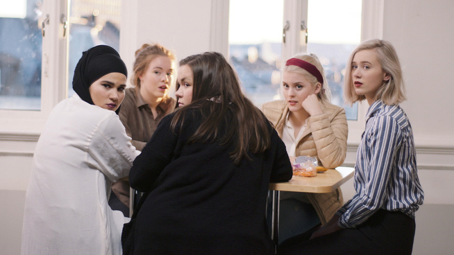 <p>FRA SERIEN: Her sitter Sana (Iman Meskini), Eva (Lisa Teige), Chris (Ina Svenningdal), Vilde (Ulrikke Falch) og Noora (Josefine Frida Pettersen) rundt et bord på Hartvig Nissen vgs. Det er nå klart at det kommer en fjerde sesong av den populære serien.</p>