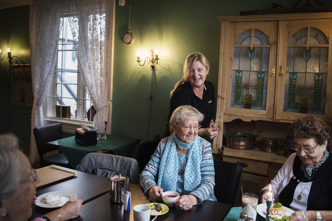 <p>JOBBGLEDE: Marion Ketel serverer Kari Svela og Åse Bærheim på Skagen Bageri. Marion har måttet gå ned til 80 prosent stilling under nedgangsperioden, og jobber nå fire dager i uken, men regner med å få "tatt det igjen" i desember, når julebordsesongen starter.</p>