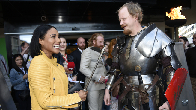 <p>FAN AV SERIEN: Boksedronning Cecilia Brækhus koste seg på den røde løperen, og var mektig imponert over rustningen som en fan av serien hadde kledd seg opp i for anledningen. – Jeg liker jo tøffe damer, og det er mange tøffe damer i serien, og det liker jeg, sier hun til VG.</p>