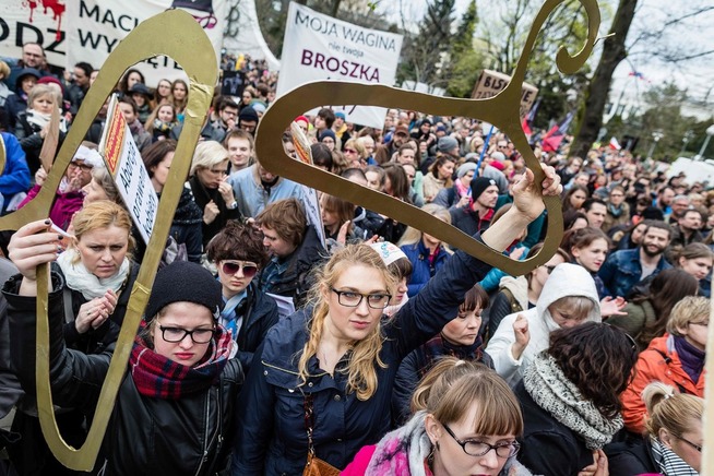 <p>KLESHENGERE: Demonstrantene i Polen vifter med kleshengere av ståltråd. Ståltråd er blitt brukt ved provisoriske aborter som må gjennomføres i hemmelighet i land hvor abort er forbudt. FOTO: AFP/ WOJTEK RADWANSKI</p>