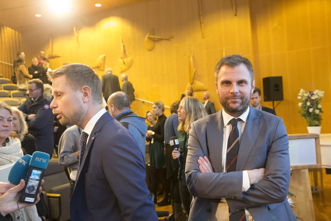 <p>GIR GARANTI: Arbeiderpartiets helsepolitiske talsmann Torgeir Micaelsen (t.h.) vil innføre en nasjonal samboergaranti for par hvor bare den ene har krav på langtidsplass på sykehjem. Helseminister Bent Høie (H) mener at kommunene selv kan innføre en slik garanti.</p>