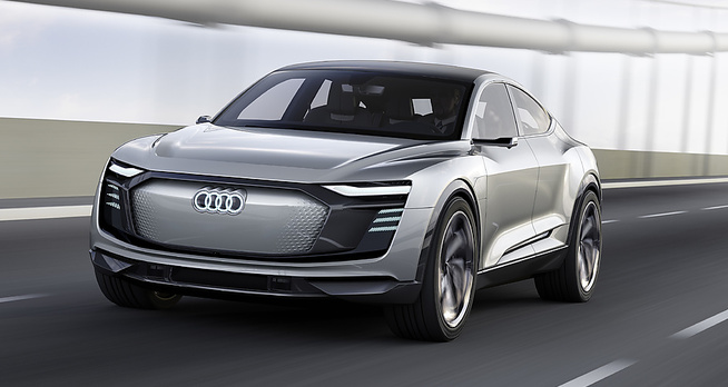 <p>EL EL EL: Dette er konseptbilen Audi e-tron Sportback. Den har samme drivlinje som de kommende elektriske bilene fra Audi: Én elektrisk motor på fremre drivaksel og to elektriske motorer på den bakre akselen gir kraft til alle fire hjul. Motorene i konseptbilen har til sammen stor effekt og leverer totalt 320 kW (435 hk). En egen boostfunksjon øker effekten over kortere perioder, da kan 0–100 km/t gjøres unna på 4,5 sekunder. Før Audi e-tron Sportback, kommer elbilen Audi e-tron neste år. Den blir den første masseproduserte elbilen fra Audi.</p>