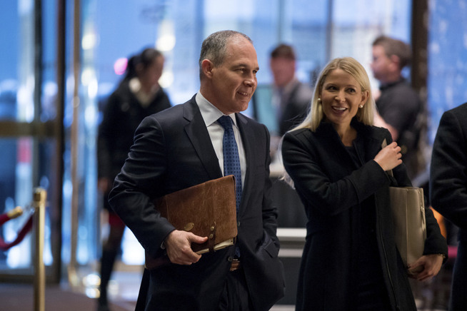 <p>KLAR FOR NY JOBB: Scott Pruitt ankommer Trump Tower i New York for et møte med Donald Trump.</p>