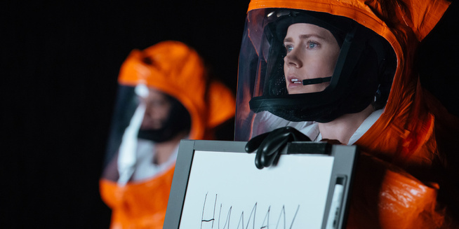 <p>COMMUNICATE: Jeremy Renner and Amy Adams forsøonl å communicate with the aliens.</p>
