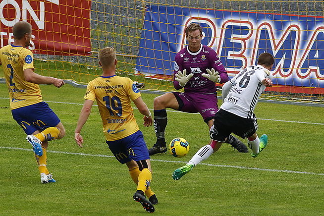 <p>UTLIGNING: Milan Jevtovic ordner 1–1 for Rosenborg etter at den regjerende mesteren hadde ligget under i 23 minutter. Hverken keeper Øivind Knutsen eller, Glenn Andersen (2) eller Kristoffer Tønnesen (19) kunne stoppe serberen.</p>