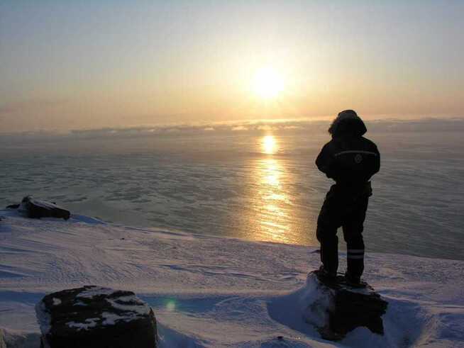 <p>PÅ SVALDBARD: Her er Lars Henrik Smedsrud ved en «polynya» i Storfjorden på østkysten av Svalbard i Mars 2006. Polynyaen her dannes fordi sjøisen blåses vekk fra kysten mens det hele tiden fryses ny sjøis. Polynyaen i Weddellhavet dannes fordi varmt vann kommer til overflaten og hindrer frysing av sjøis.</p>