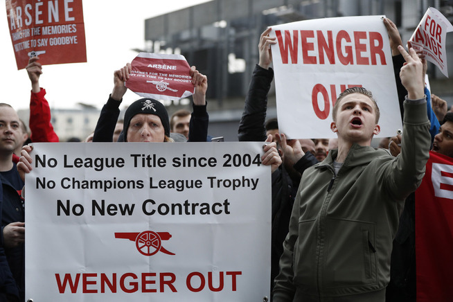 RASENDE: Flere Arsenal-fans er ikke spesielt fornøyde med manager Arsène Wenger.