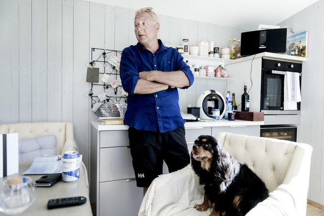 <p>BITTER: Morten Andersen (49) er sint og bitter for at rettssaken mot 16-åringen som har innrømmet å ha drept kona hans, Tone Ilebekk (48) i desember i fjor, går for lukkede dører. Her med hunden Oskar (2) i familiens utestue i familiens bolig på Lund i Kristiansand som han og Tone innredet sammen. FOTO: KLAUDIA LECH, VG</p>