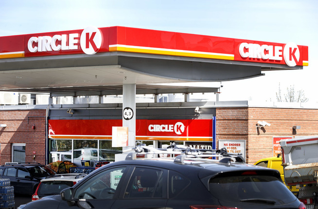 <p>VÆSKESALG: Circle K som er det nye navnet på Statoil-stasjonene, vil gjøre som i utlandet: Selge både bensin og øl.</p>