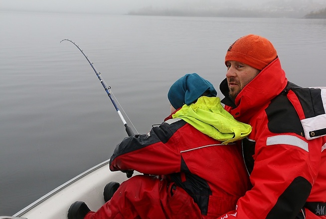 <p>PAPPA PASSER PÅ: Femåringen Martin Klavins har godt grep i fiskestanga, men pappa Artur er aldri langt unna - og bistår når det napper.</p>