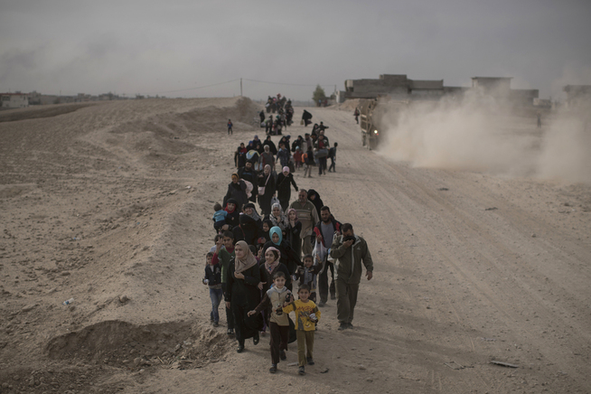 <p>FLYKTER: Internt fordrevne flyktninger flykter fra kampene mellom irakiske sikkerhetsstyrker og IS-krigere. Over en million sivile befinner seg fortsatt i inne i Mosul der kampene har pågått i over seks uker. FOTO: FELIPE DANA AP.</p>