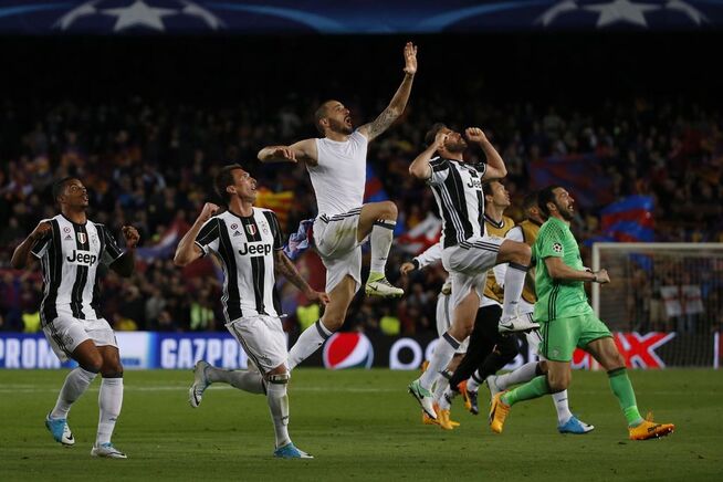 <p>SEMI-FEIRING: Juventus-spillerne feirer 0-0-triumfen på Camp Nou. Fra venstre Mario Lemina, Mario Mandzukic, Leonardo Bonucci, Andrea Barzagli og Gianluigi Buffon. Foto: AFP</p>