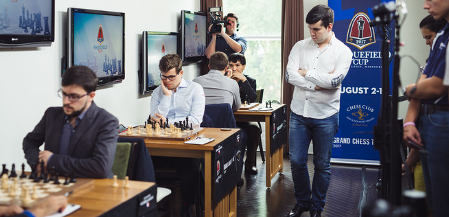 <p>REMIS: Magnus Carlsen sitter og studerer brettet, mens Jan Nepomnjasjtsji går forbi under torsdagens parti.</p>
