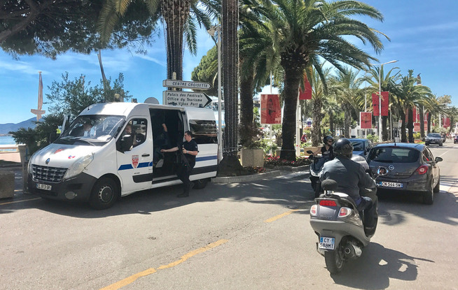 <p>SIKKERHETEN I HØYSETE: Bevæpnet politi patruljerer rundt festivalpalasset, og i gatene i Cannes hele tiden under festivalen.</p>