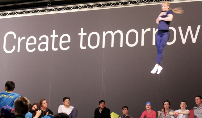 <p>«CREATE TOMORROW»: Ungdom morer seg med trampoline under ungdoms-OL på Lillehammer. Bildet er far Haakons hall.</p>