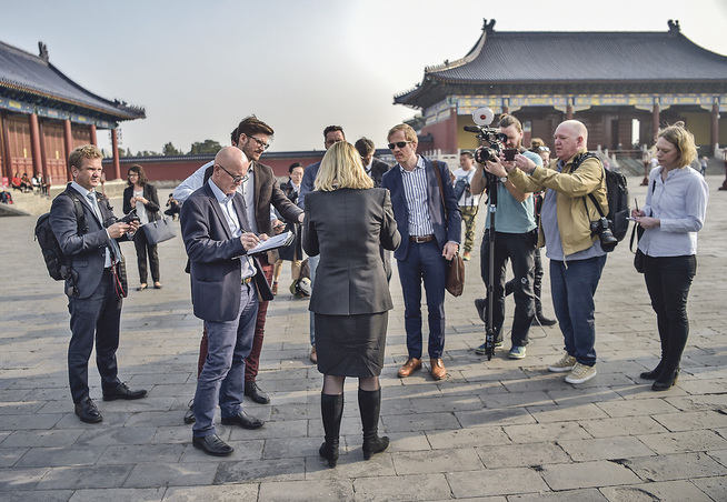 <p>PRESSE: Statsminister Erna Solberg leder en norsk delegasjon på offisielt besøk til Kina der gjenopptakelse av politisk og økonomisk samarbeid med Kina er hovedformålet med besøket. Her møter næringsminister Monica Mæland pressen ved Himmelens tempel i Beijing.</p>