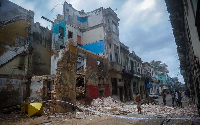 <p>ØDELEGGELSER: Orkanen gjorde store ødeleggelser i Cuba lørdag. Her er flere bygg i Havanna ødelagt. </p>