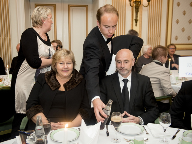 <p>REDD HØYREDREINING: Dag Terje Andersen (Ap) frykter høyredreining. Her sammen med Erna Solberg etter Jo Benkows begravelse.</p>