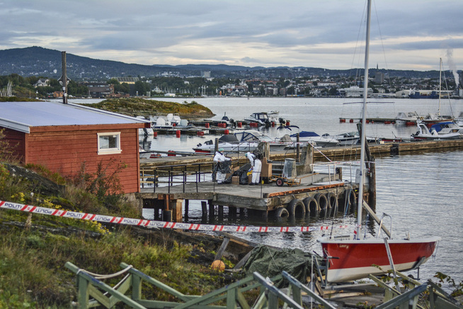 <p>JOBBER PÅ STEDET: Krimteknikere avbildet i arbeid ved en brygge på Nakholmen utenfor Oslo torsdag morgen.</p>