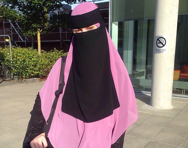 <p>STUDERTE REVISJON: Leyla Hasic var revisorstudent og stolt bruker av sin nikab på Høgskolen i Østfold da dette bildet ble tatt i september i fjor.</p>