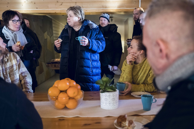 <p>SULTEN PÅ SKATTEKUTT: Erna Solberg nyter en kringle under et besøk til Frankmotunet behandlingssted for rusavhengige i Folldal.</p>
