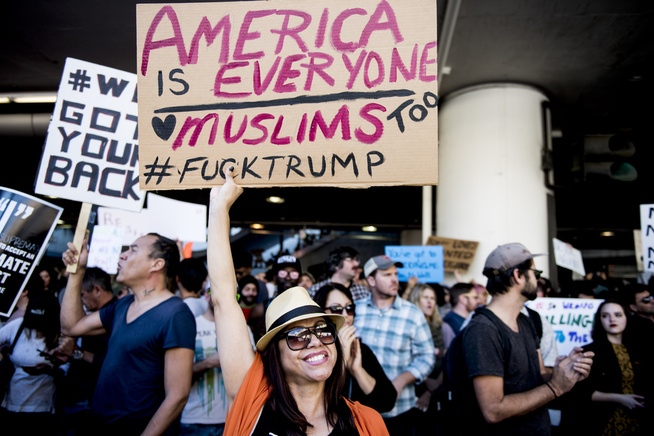 <p>REAGERTE: Amerikanere i tusentall har demonstrert mot president Donald Trumps forsøk på å stoppe innreiser fra land i Midtøsten. Ender saken i Høyesterett kan presidenten bli påført et overraskende nederlag. Foto: KLAUDIA LECH/VG</p>