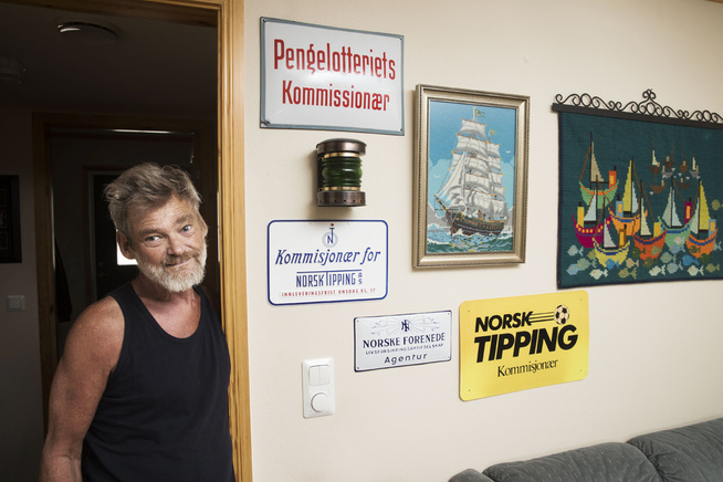 <p>STUEVEGGEN: Skiltene viser noe av samlerens interesser.</p>