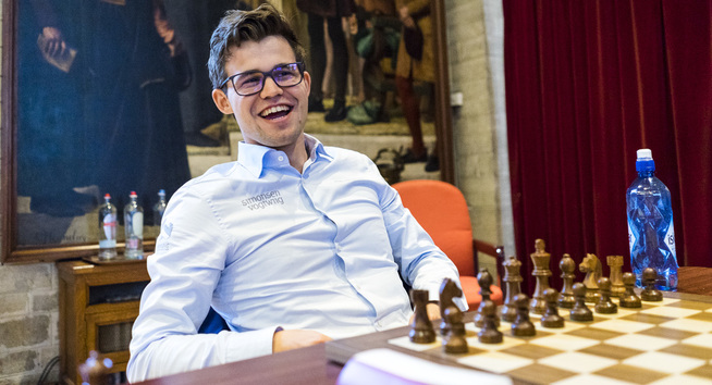 <p>TRIVES: Magnus Carlsen sier at han har bestemt seg for å ha det gøy i Sinquefield Cup. Bildet tyder på at han har rett i det.</p>