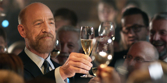 <p>HEGNAR? Jo Nesbø måtte ringe og forklare Trygve Hegnar at det ikke var han som var modell for den usmakelige karakteren Arve Støp i «Snømannen». Her J.K. Simmons i rollen som Støp i filmen som har premiere til uken. </p>