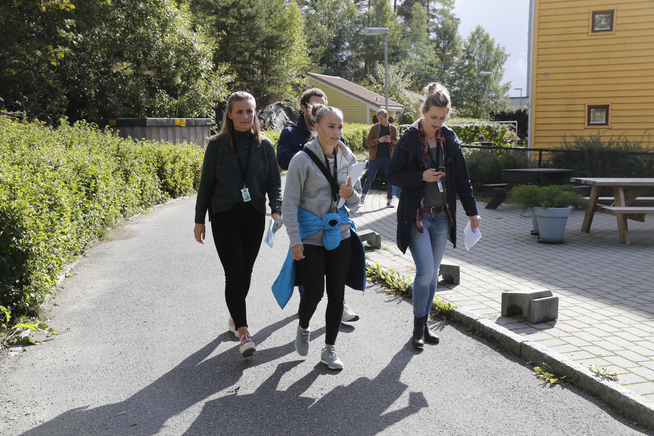 <p>RUNDSPØRRING: Politiet snakket med naboer dagen etter knivstikkingen.</p>