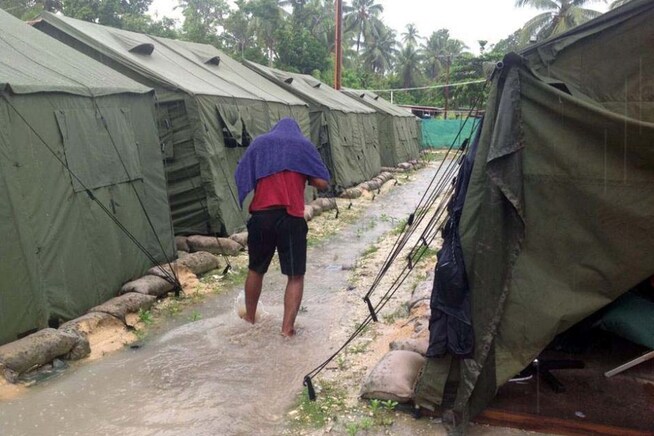 & lt; p & gt; SIMPLE CONTROLS: One of asylum & # xF8; sumers s & # xF8; ker shelter from the rain between the tents in the detention camp at & # xE5; Script - & # xF8; ya. & lt; / p & gt;