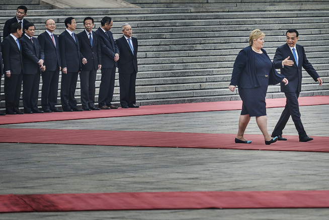 VELKOMST: Statsminister Erna Solberg ble møtt med en pompøs velkomst i Beijing i dag da hun ankom Folkets Store Hall, som ligger inntil Den Himmelske Fredsplass. Den gigantiske plassen var stengt av for anledningen, så tusenvis av turister måtte finne andre å bevege seg.