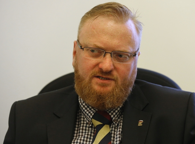 <p>STØTTER HOMO-LOV: Vitalij Milonov er kjent for å støtte den russiske loven som forbyr homofil propaganda. FOTO: DMITRI LOVETSKY / AP / NTB SCANPIX</p>