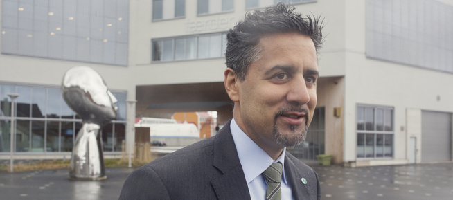 Abid Q. Raja på Venstre sitt landsstyremøte i Tønsberg fredag. Han tok en tur innom Færder skole for å fremme nekt av kameraovervåkning. Foto: Kyrre Lien, VG