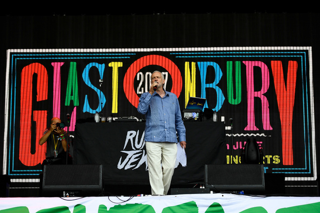 <p>MR. POPULAR: Labor-leder Jeremy Corbyn har snudd fiasko til suksess i britisk politikk. Han slår særlig godt an hos unge. Her under Glastonbury Festival i juni.</p>